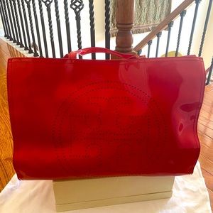 Tory Burch-Patent leather small separation on handles top of bag. Stain on canva